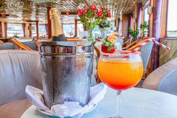 CroisiEurope MS La Belle de Cadix Lounge Bar with Dancefloor 13 ©Alberto Dastis.jpg